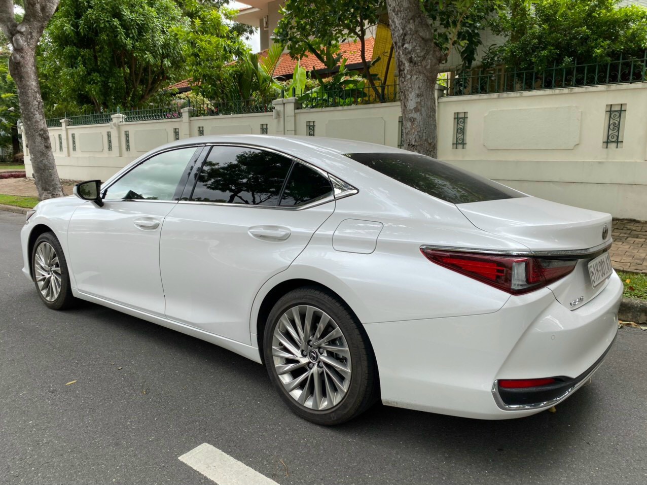 Bán Lexus ES250, sx 2018, màu trắng, như mới