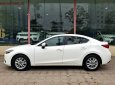Bán giá thấp với chiếc Mazda 3 1.5 sedan sản xuất 2017, màu trắng, giá thấp