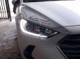 Cần bán gấp Hyundai Elantra đời 2019, màu trắng