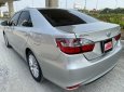 Bán Toyota Camry 2.0 E đời 2017, màu bạc, 830 triệu
